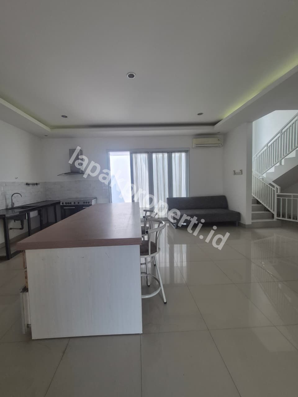 Foto Rumah Dalam Cluster Akses Jalan Lebar Dalam Cluster Semi Furnished - 6