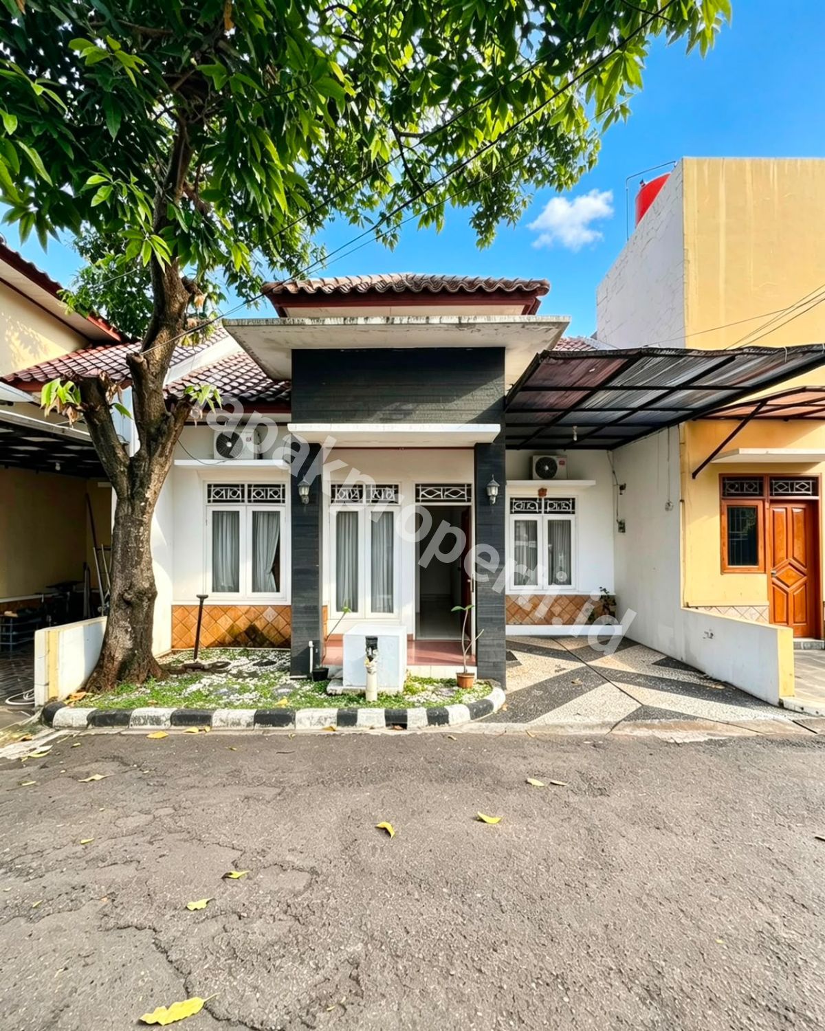 Foto Dijual Rumah Secondary Semi Furnished Dalam Twonhouse - 1
