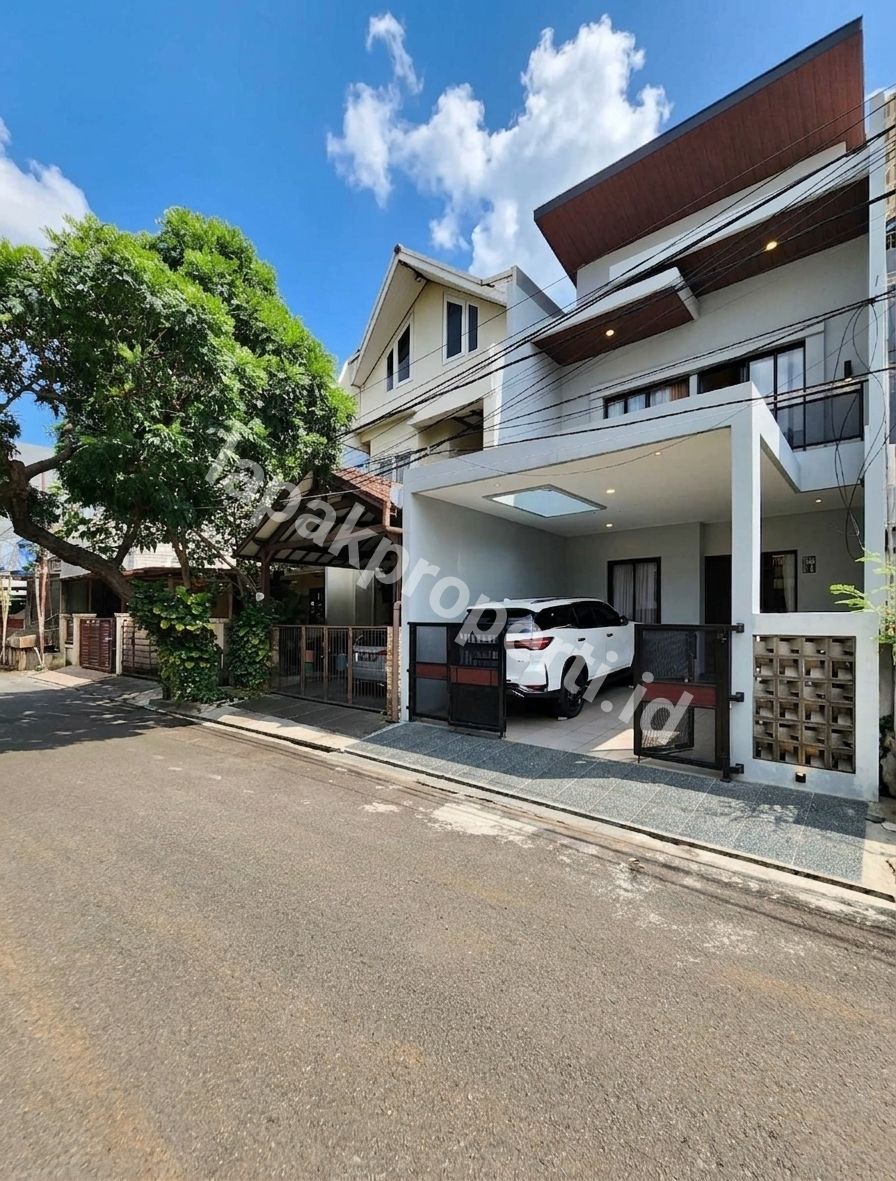 Foto Rumah Modern Minimalis 2,5 Lantai di Area Pondok Indah Jakarta Selatan - 1