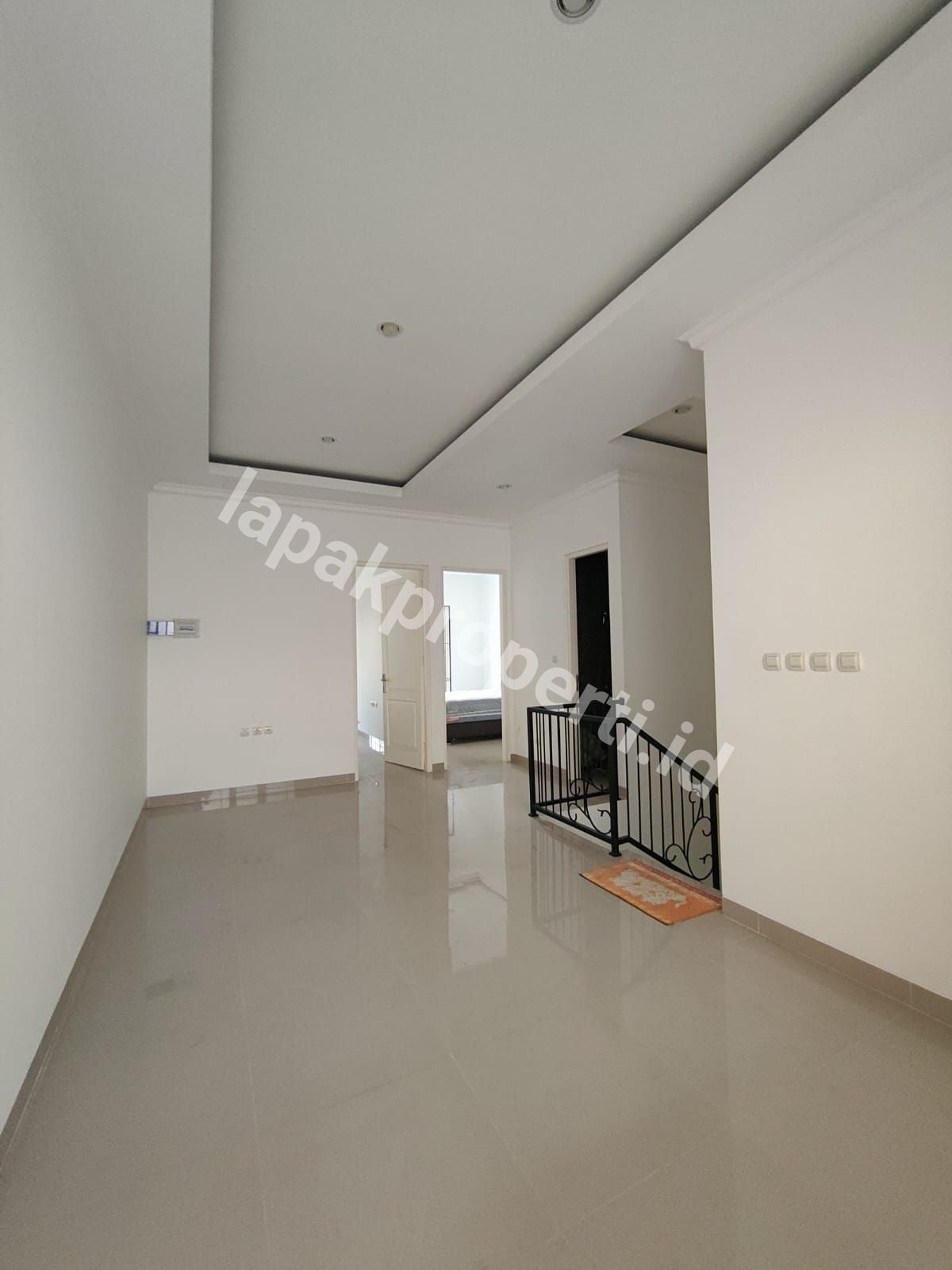 Foto Rumah 2 Lantai Semi Furnished Dalam komplek Akses Jalan Lebar - 7