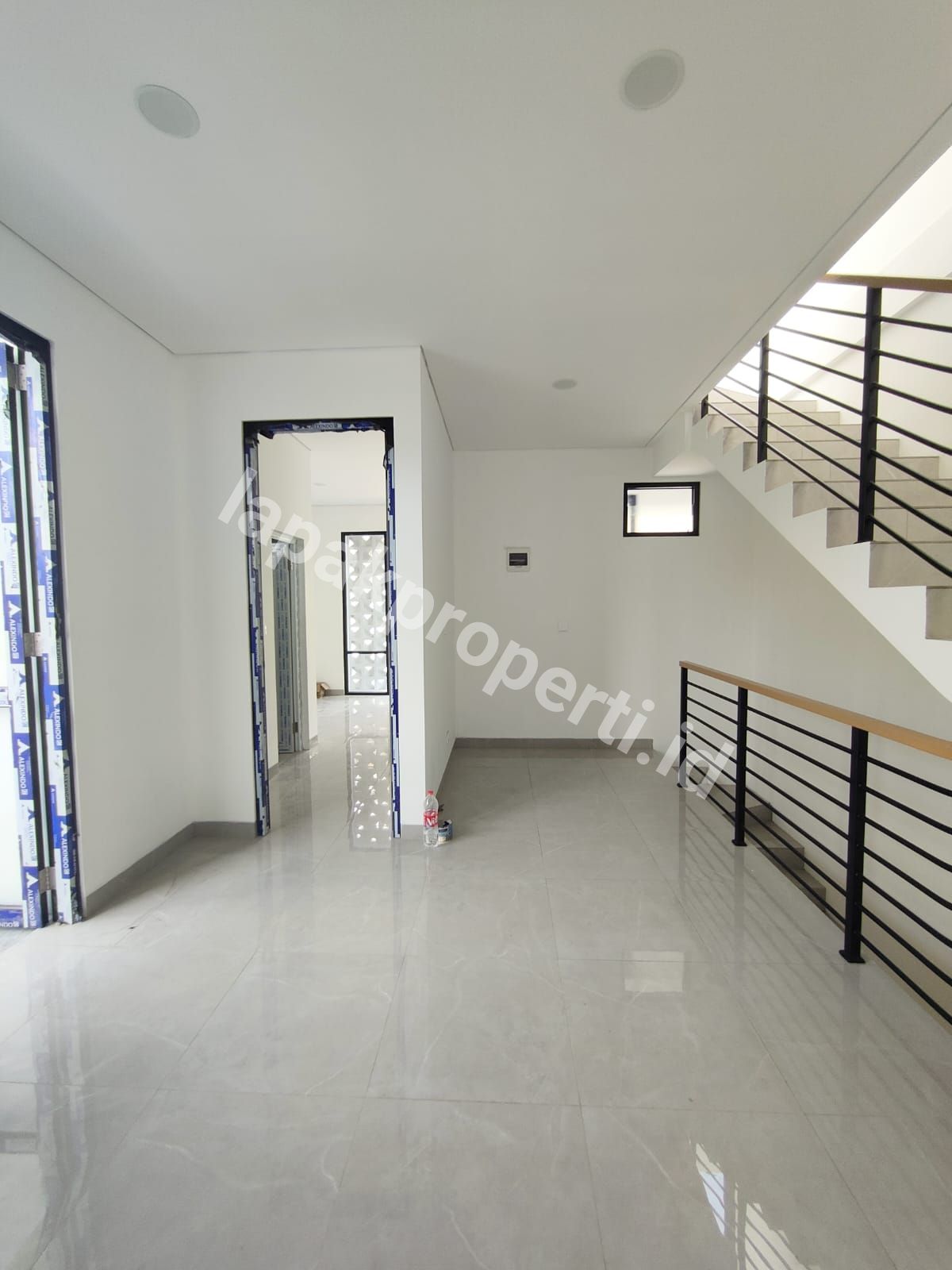 Foto Dijual Rumah Baru 3 lantai Komplek Di Pondok Bambu Jakarta Timur - 11