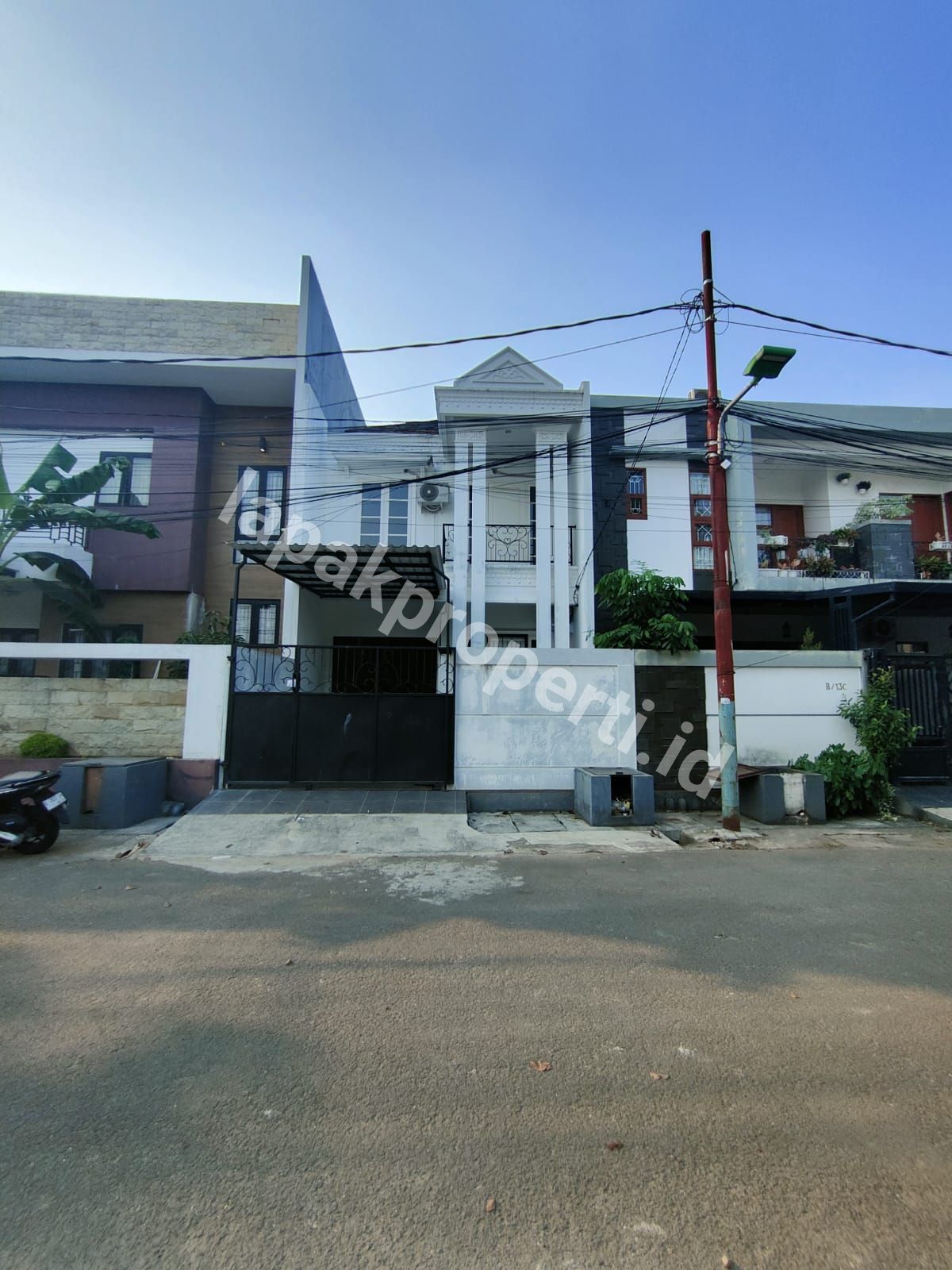 Foto Rumah 2 Lantai Semi Furnished Dalam komplek Akses Jalan Lebar - 3