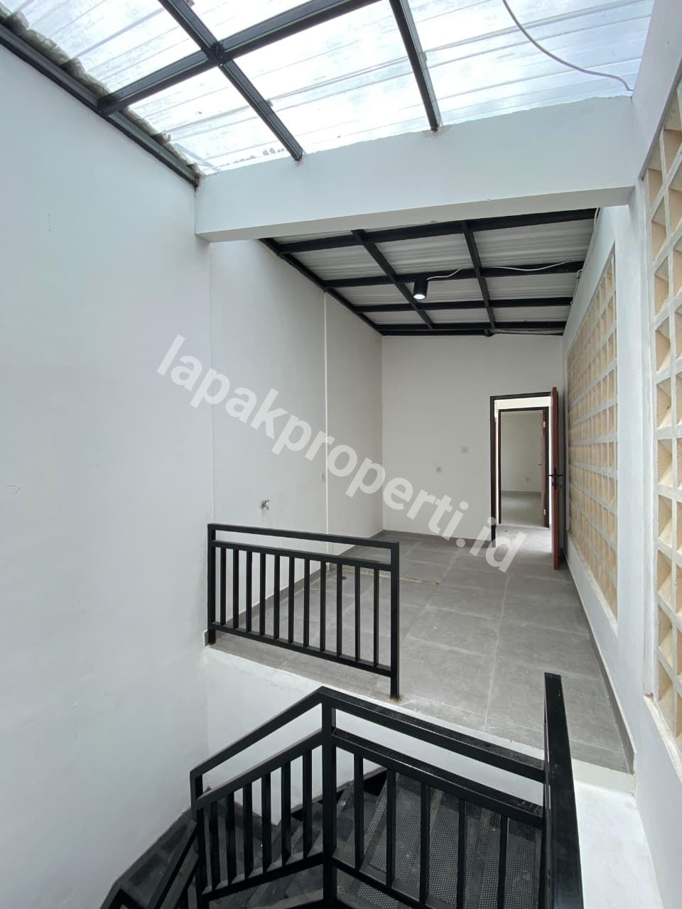 Foto RUMAH BARU RENOVASI TANAH LUAS DALAM KOMPLEK STRATEGIS di JAGAKARSA JAKARTA SELATAN - 13