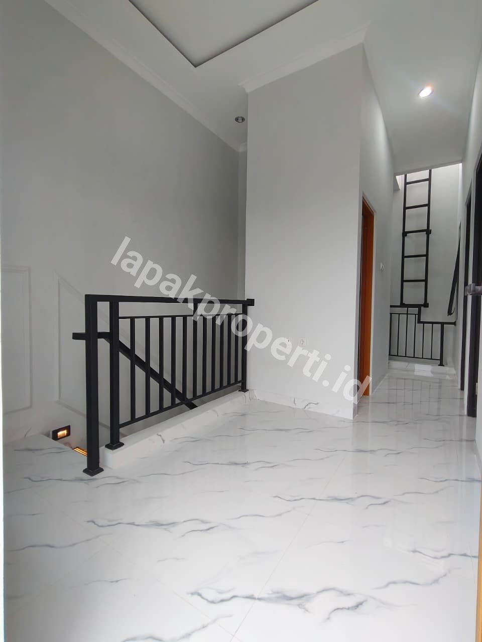 Foto Dijual Rumah Modern Classic 2 Lantai  Di Cipayung Jakarta Timur - 5