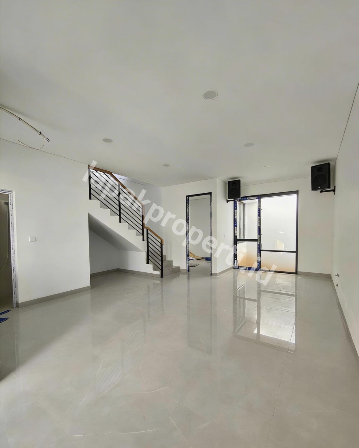 Foto Dijual Rumah Baru 3 lantai Komplek Di Pondok Bambu Jakarta Timur - 7