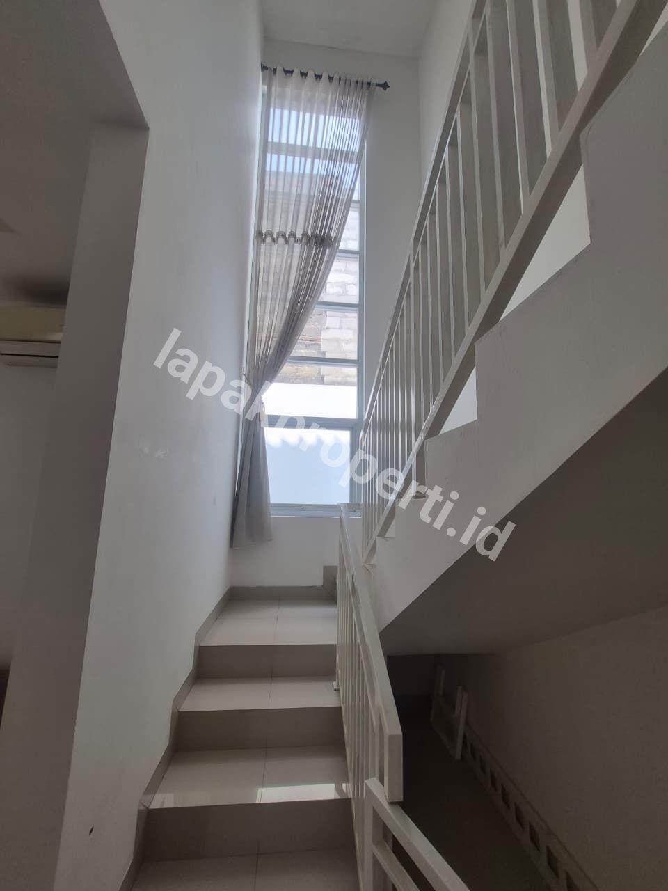 Foto Rumah Dalam Cluster Akses Jalan Lebar Dalam Cluster Semi Furnished - 8