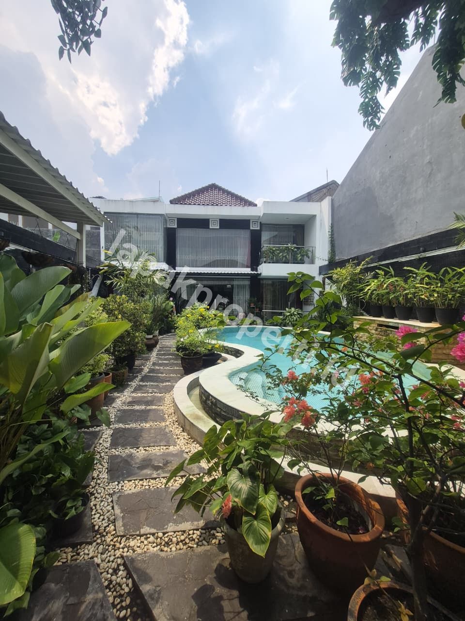 Foto Dijual Rumah Secondary Dalam komplek Dengan Private Poll Di Duren Sawit Jakarta Timur - 1
