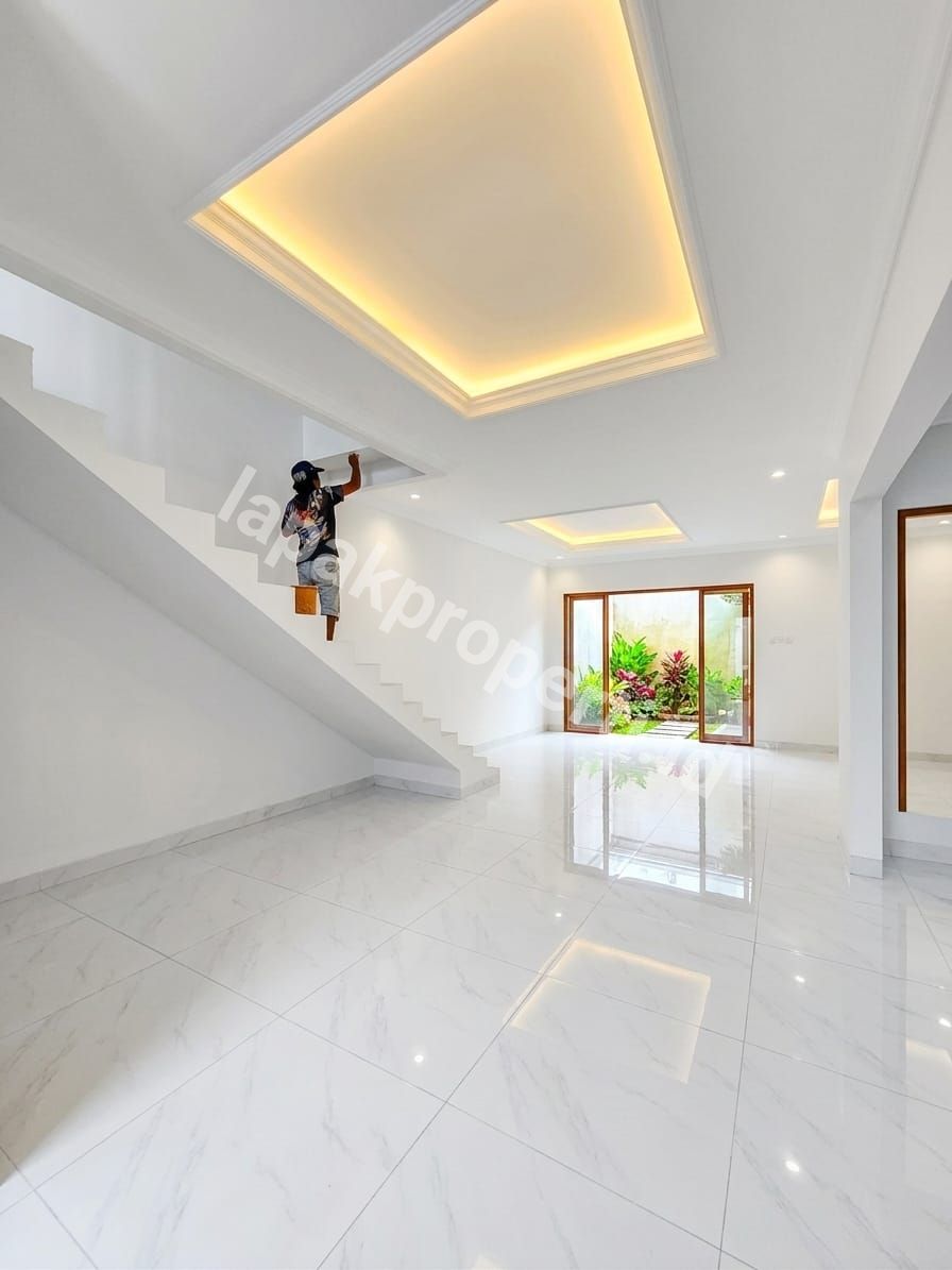 Foto Dijual Rumah Baru Design American Classic Dalam Komplek - 2