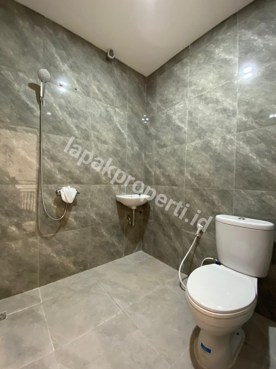 Foto RUMAH BARU RENOVASI TANAH LUAS DALAM KOMPLEK STRATEGIS di JAGAKARSA JAKARTA SELATAN - 15