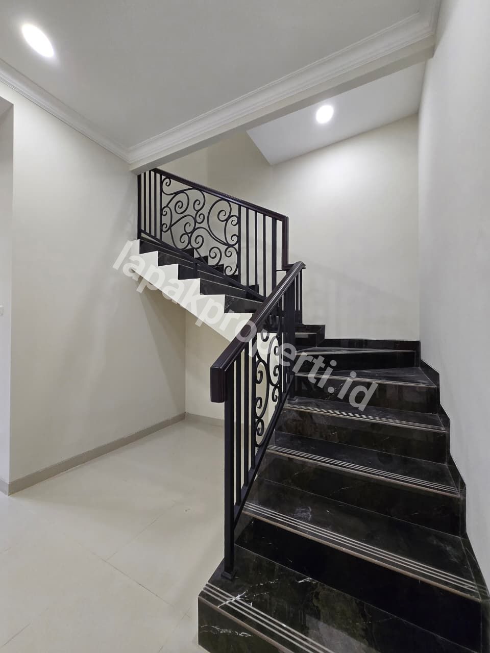 Foto Rumah Mewah Design Classic Modern Dalam Komplek Di Duren Sawit Jakarta Timur - 10