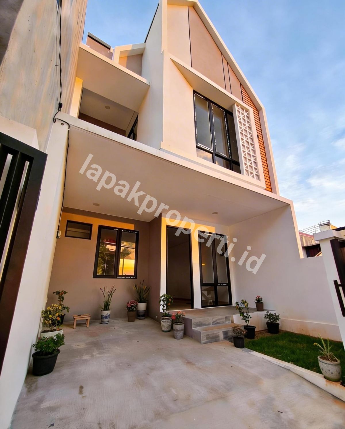 Foto Dijual Rumah Baru 3 lantai Komplek Di Pondok Bambu Jakarta Timur - 4