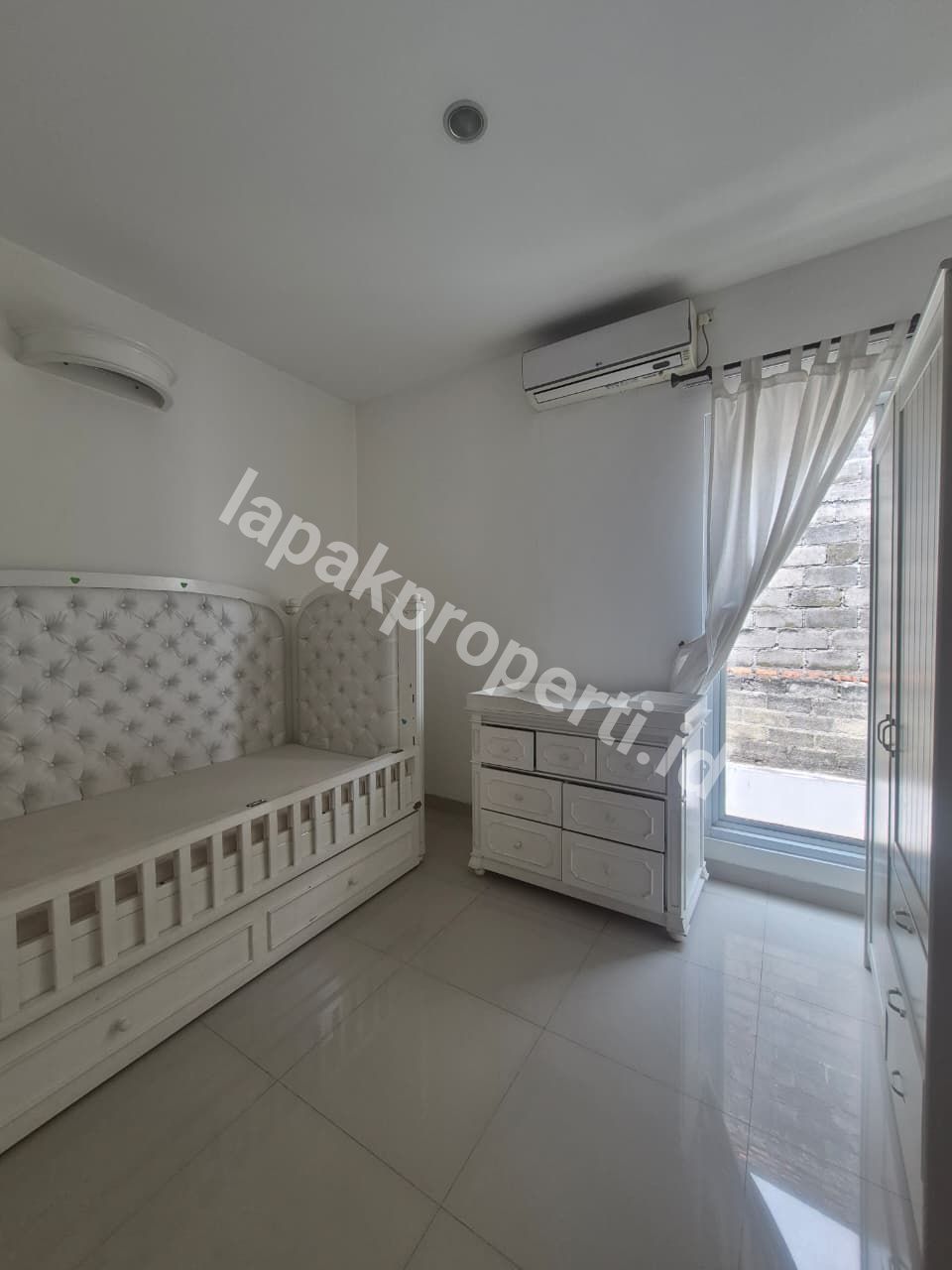 Foto Rumah Dalam Cluster Akses Jalan Lebar Dalam Cluster Semi Furnished - 11