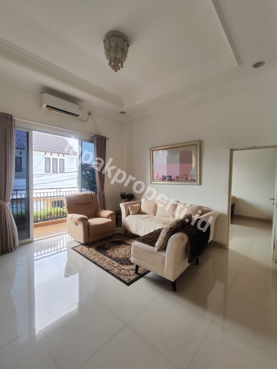 Foto RUMAH MEWAH HOOK 3 LANTAI FULL FURNISHED DALAM KOMPLEK STRATEGIS di JATIBENING BEKASI - 15