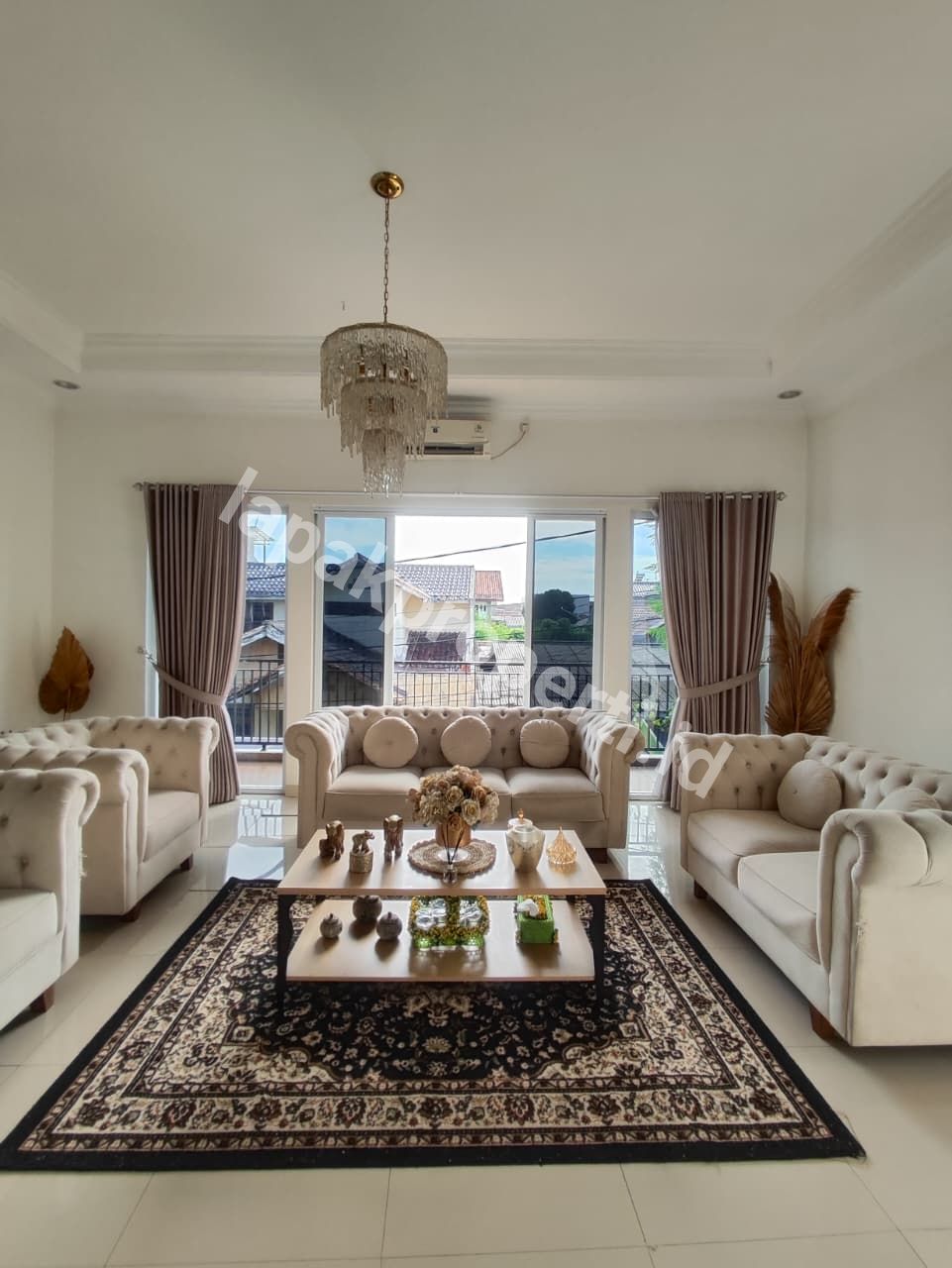 Foto RUMAH MEWAH HOOK 3 LANTAI FULL FURNISHED DALAM KOMPLEK STRATEGIS di JATIBENING BEKASI - 12