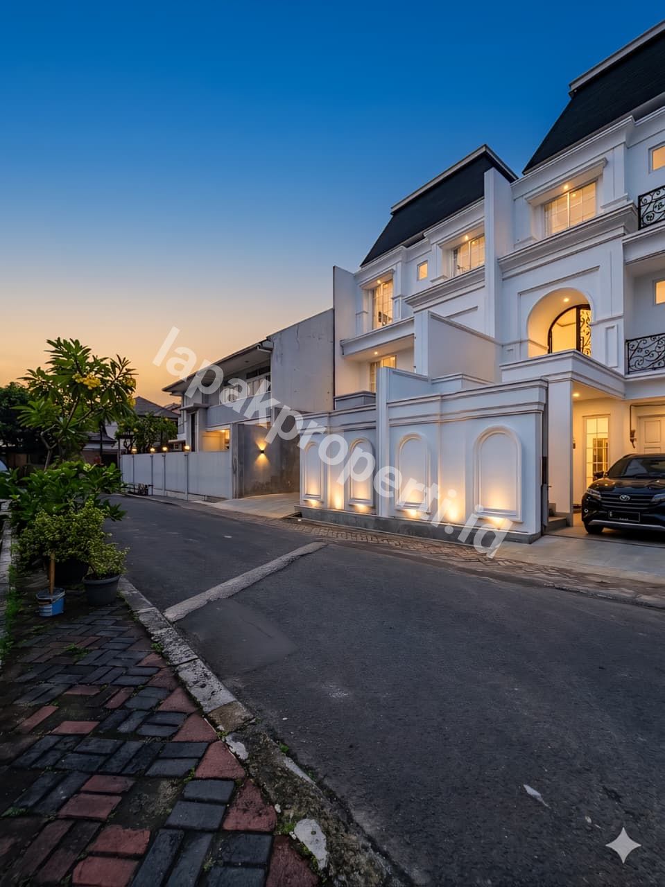 Foto Rumah Baru Dengan Private Poll Di Tebet Jakarta Selatan - 1