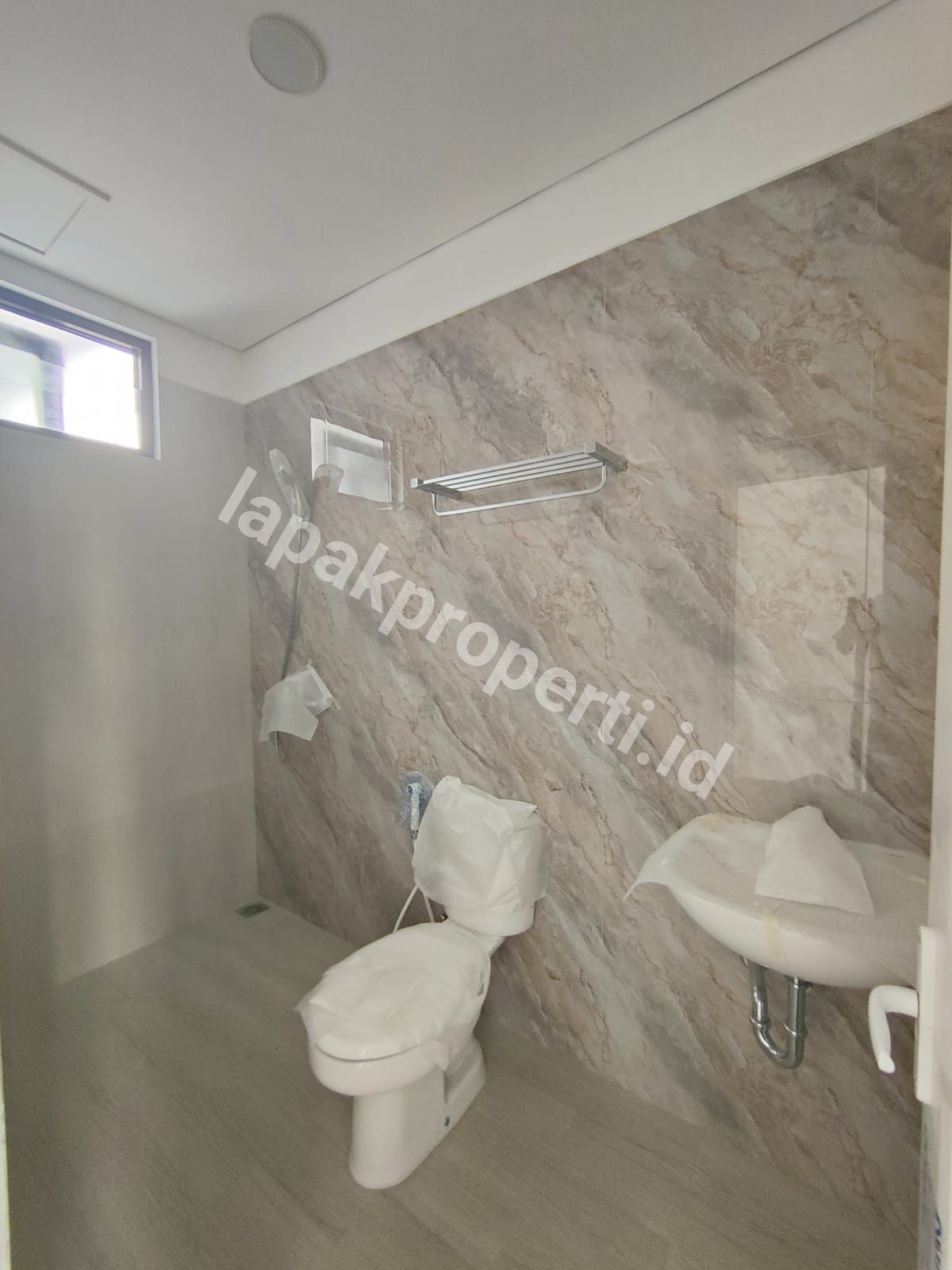 Foto Dijual Rumah Baru 3 lantai Komplek Di Pondok Bambu Jakarta Timur - 13