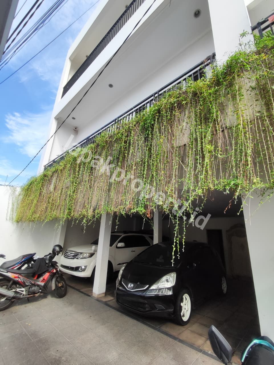Foto RUMAH MEWAH HOOK 3 LANTAI FULL FURNISHED DALAM KOMPLEK STRATEGIS di JATIBENING BEKASI - 4