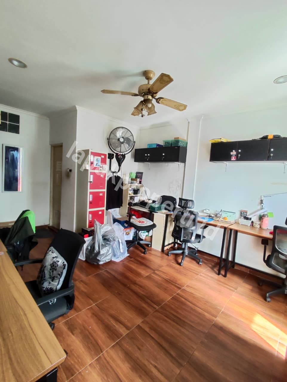 Foto RUMAH MEWAH HOOK 3 LANTAI FULL FURNISHED DALAM KOMPLEK STRATEGIS di JATIBENING BEKASI - 9