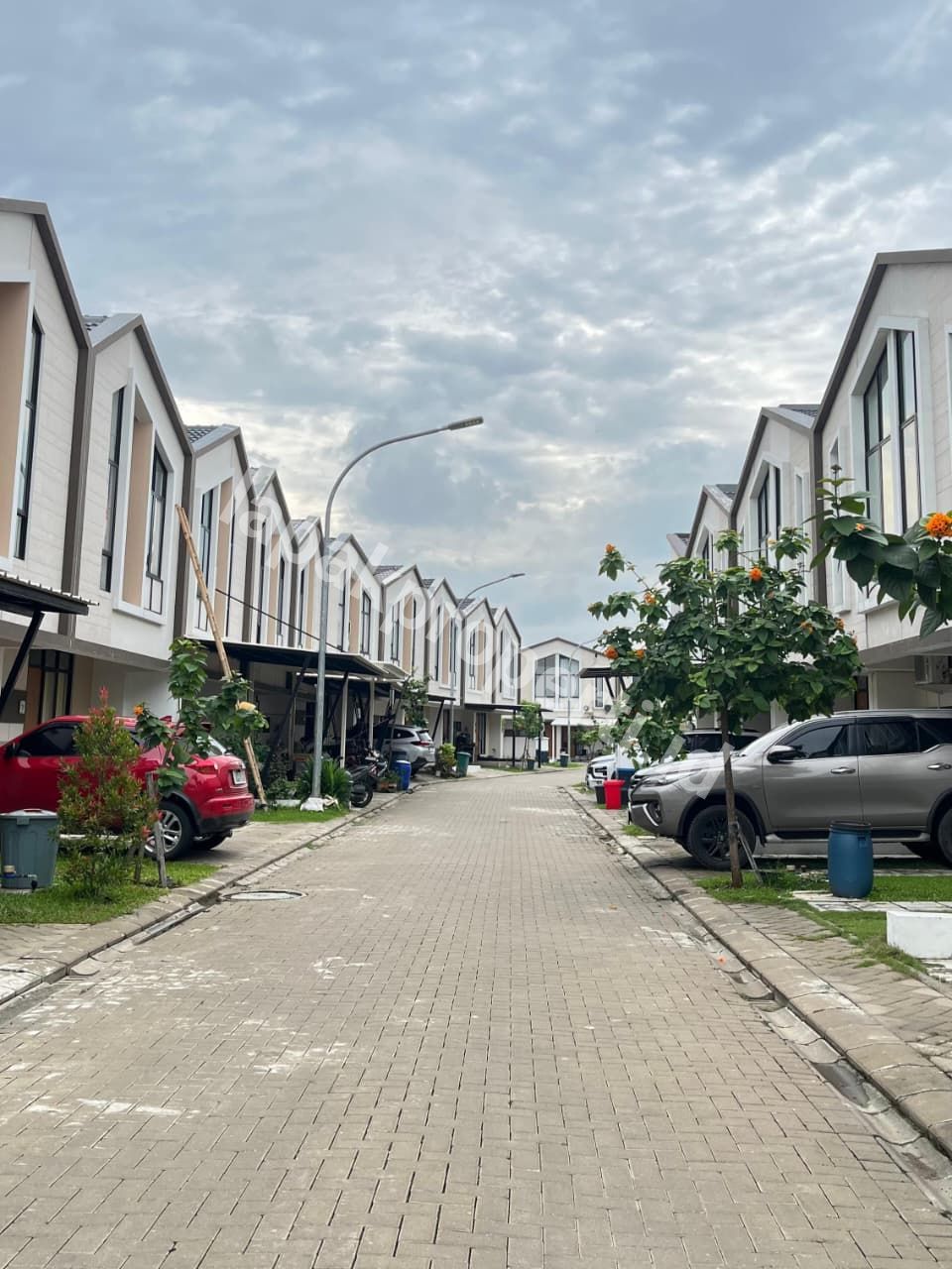 Foto RUMAH CLUSTER FULL FURNISHED SIAP HUNI di JABABEKA RESIDENCE CIKARANG BEKASI - 1