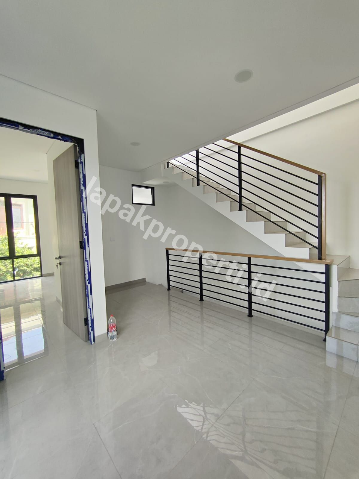 Foto Dijual Rumah Baru 3 lantai Komplek Di Pondok Bambu Jakarta Timur - 9