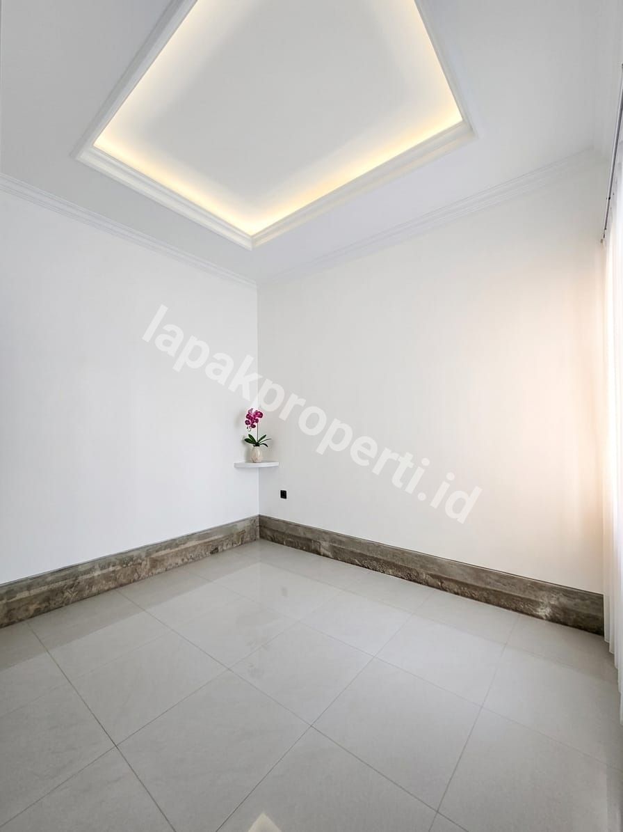 Foto Dijual Rumah Baru Design American Classic Dalam Komplek - 3