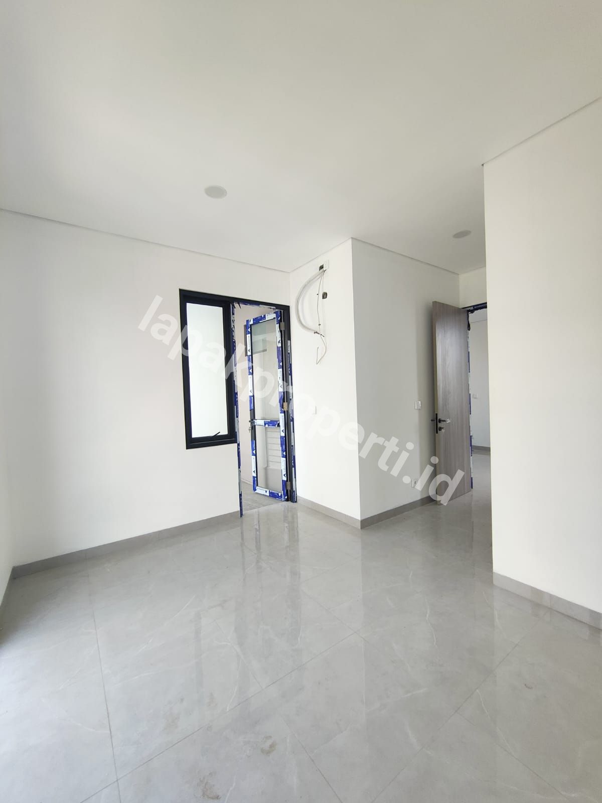 Foto Dijual Rumah Baru 3 lantai Komplek Di Pondok Bambu Jakarta Timur - 14