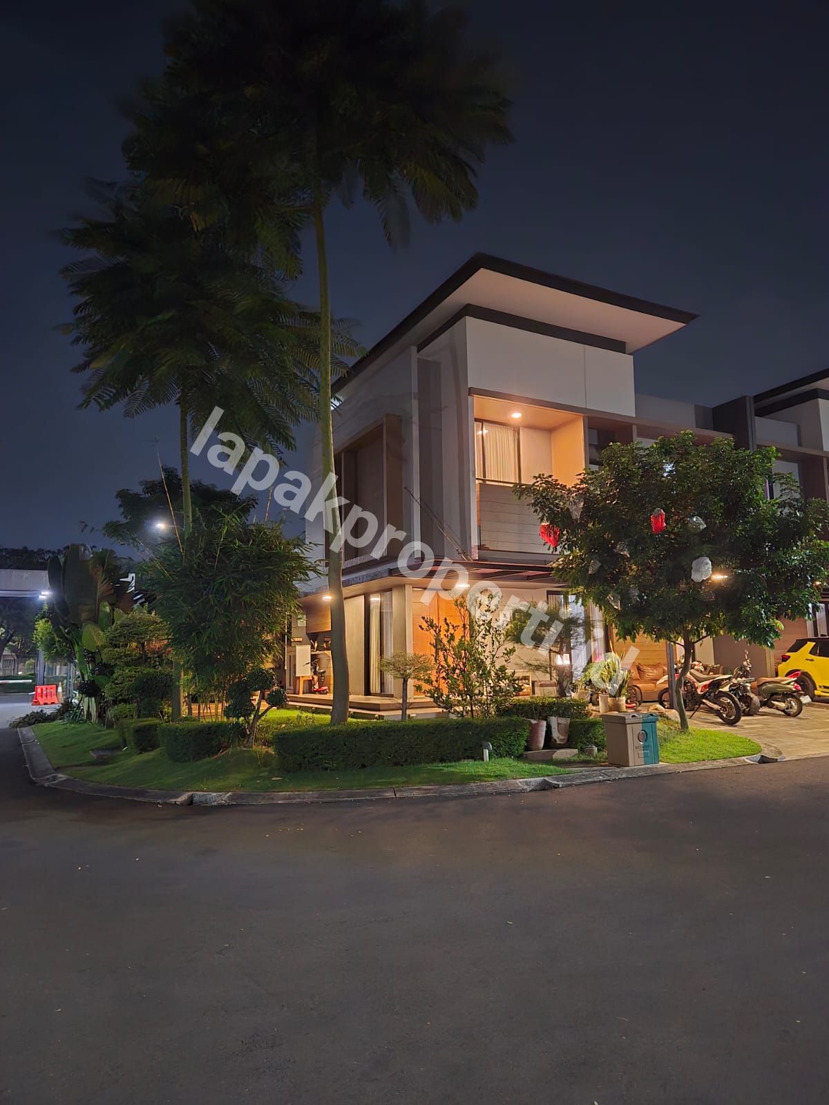 Foto Rumah Mewah Premium Posisi Hook Dalam Cluster Elite di Sumareccon Bekasi Utara - 3